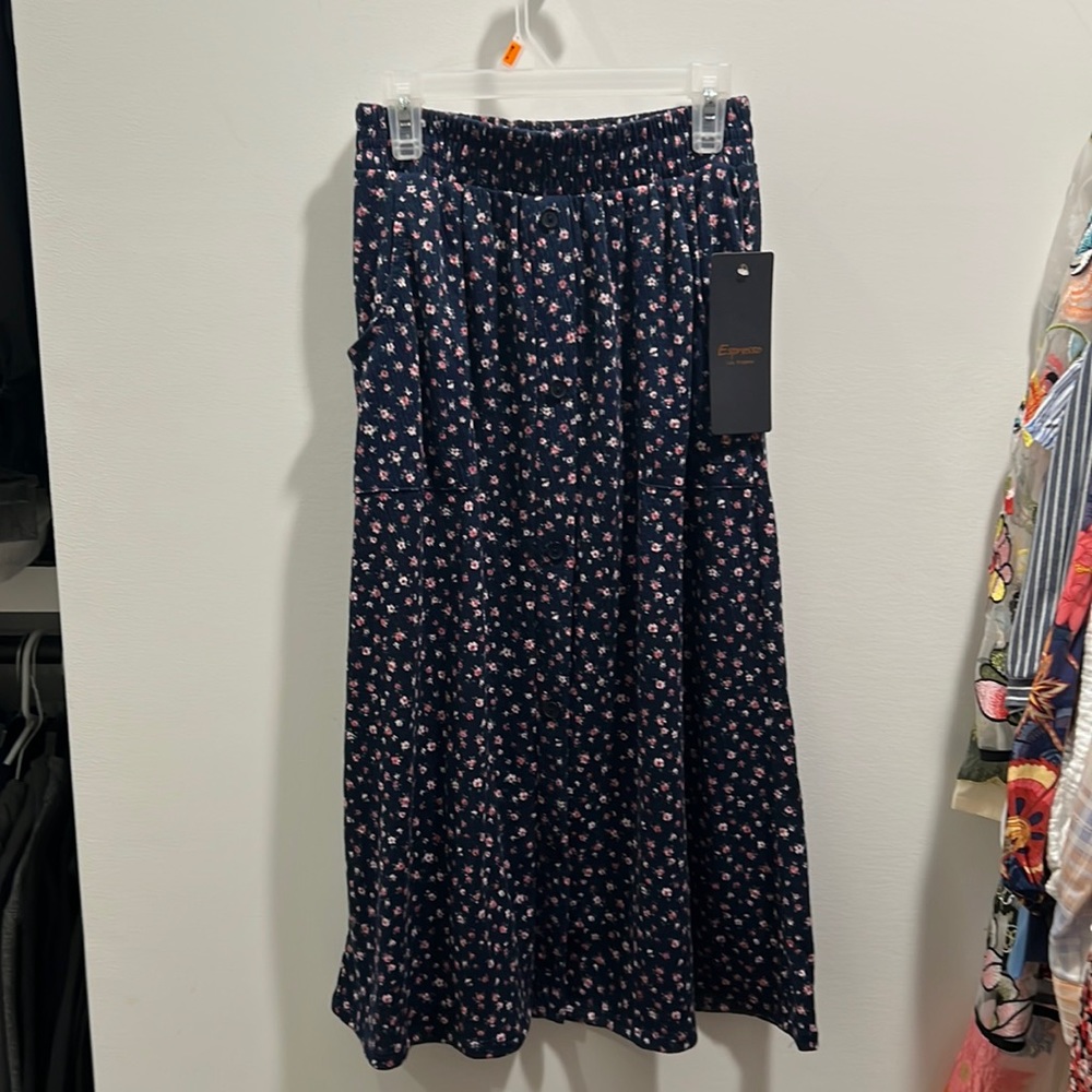 adorable midi flower skirt! perfect for spring time & super comfy!